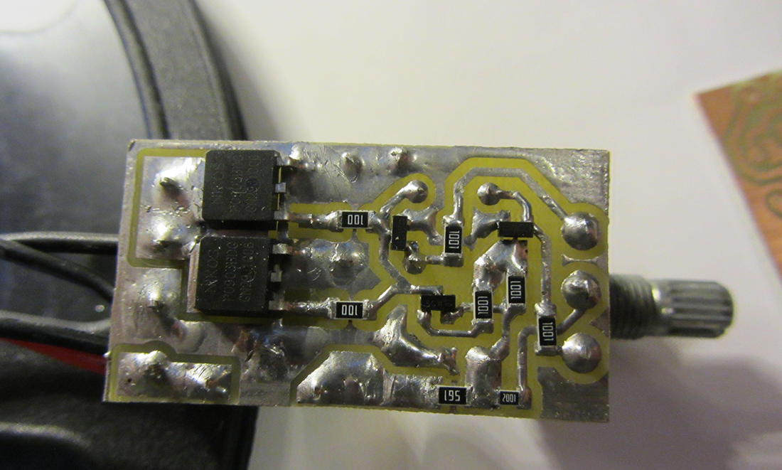 Собранное устройство вид снизу; видно маркировку полевых транзисторов